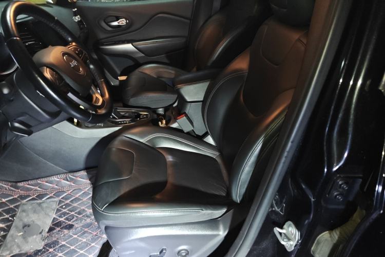 Used Jeep Cherokee 2019 2.0T Four-Wheel Drive Explorer Edition China VI Emission Standard Left Front Seat