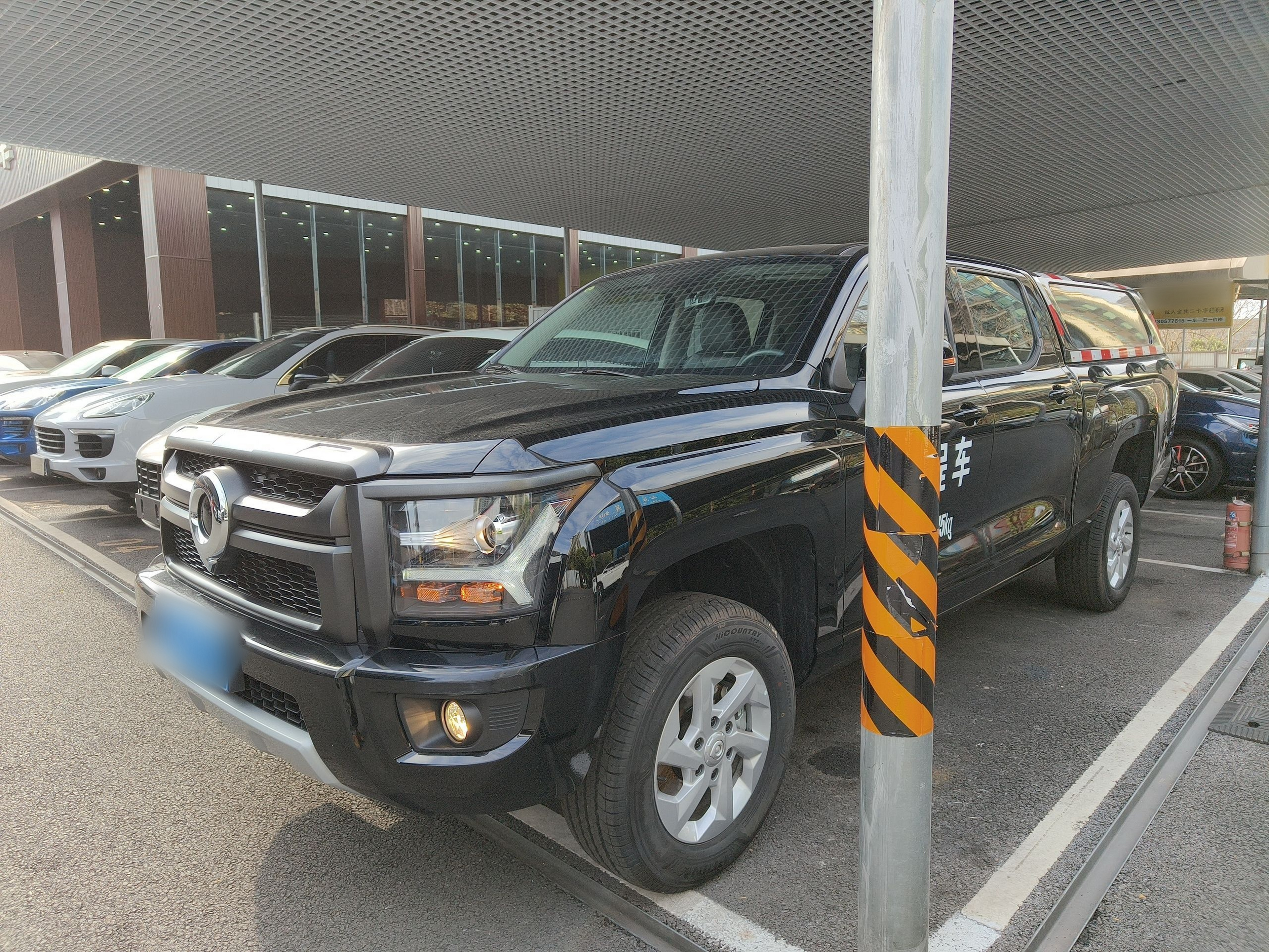 Под передней частью автомобиля