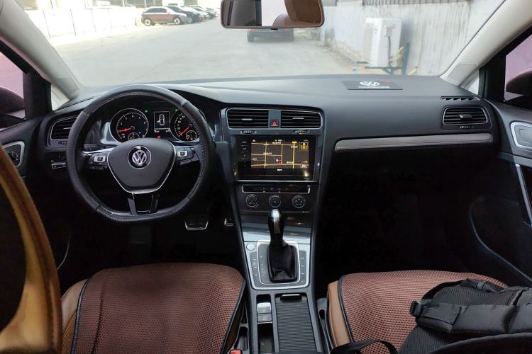 Used Volkswagen Golf 2020 Zhiai Edition 200TSI DSG Comfortable & Ambitious Version Center Console