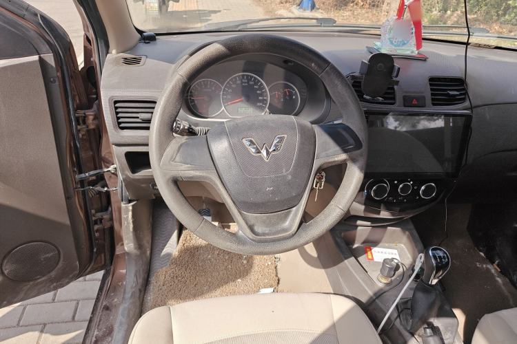 Used Wuling Hongguang 2015 1.5L S Basic Version China V Standard

