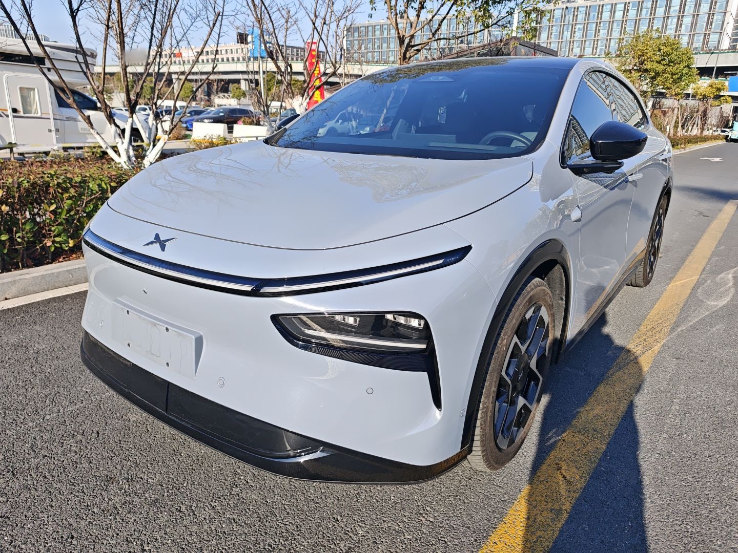 Под передней частью автомобиля