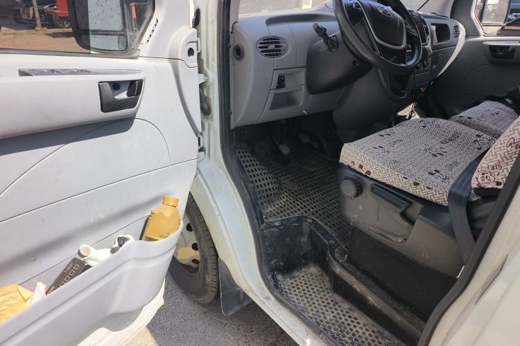 Used SAIC MAXUS Xintu V80 2019 2.5T Classic Model 6-Speed Manual – Aoyuntong Modified Version Short Wheelbase Ultra-Low Roof 5/6 Seats