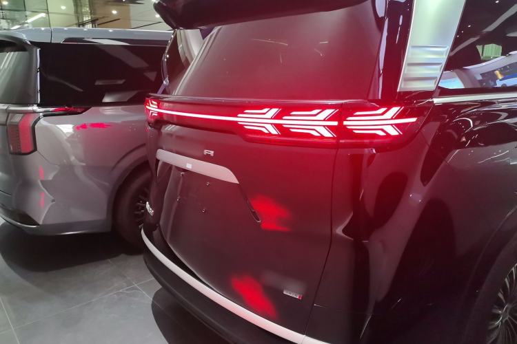 Used Denza D9 2025 DM-i Intelligent Drive 1020 Four-Wheel Drive Flagship Model
