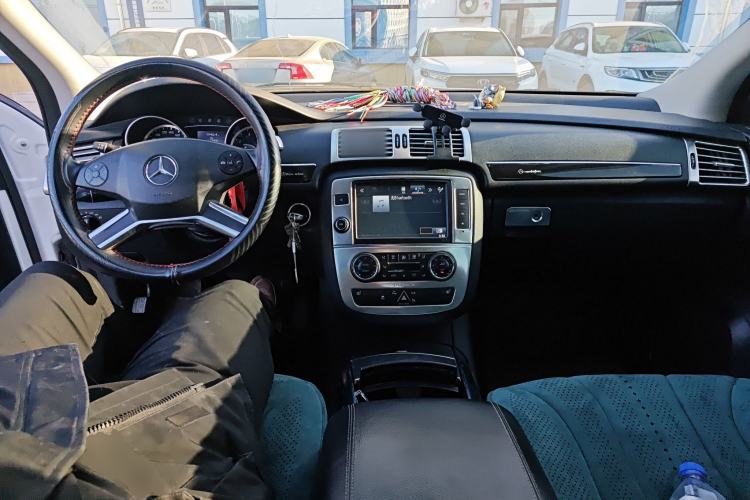 Used Mercedes-Benz R-Class 2015 R 320 4MATIC Luxury Model Center Console