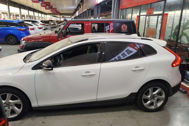 Used Volvo V40 2015 Cross Country T5 AWD Smart Luxury Edition