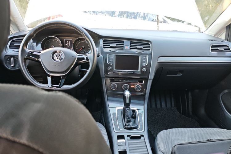 Used Volkswagen Golf 2017 1.6L Automatic Comfort Million-Vehicle Anniversary Edition
