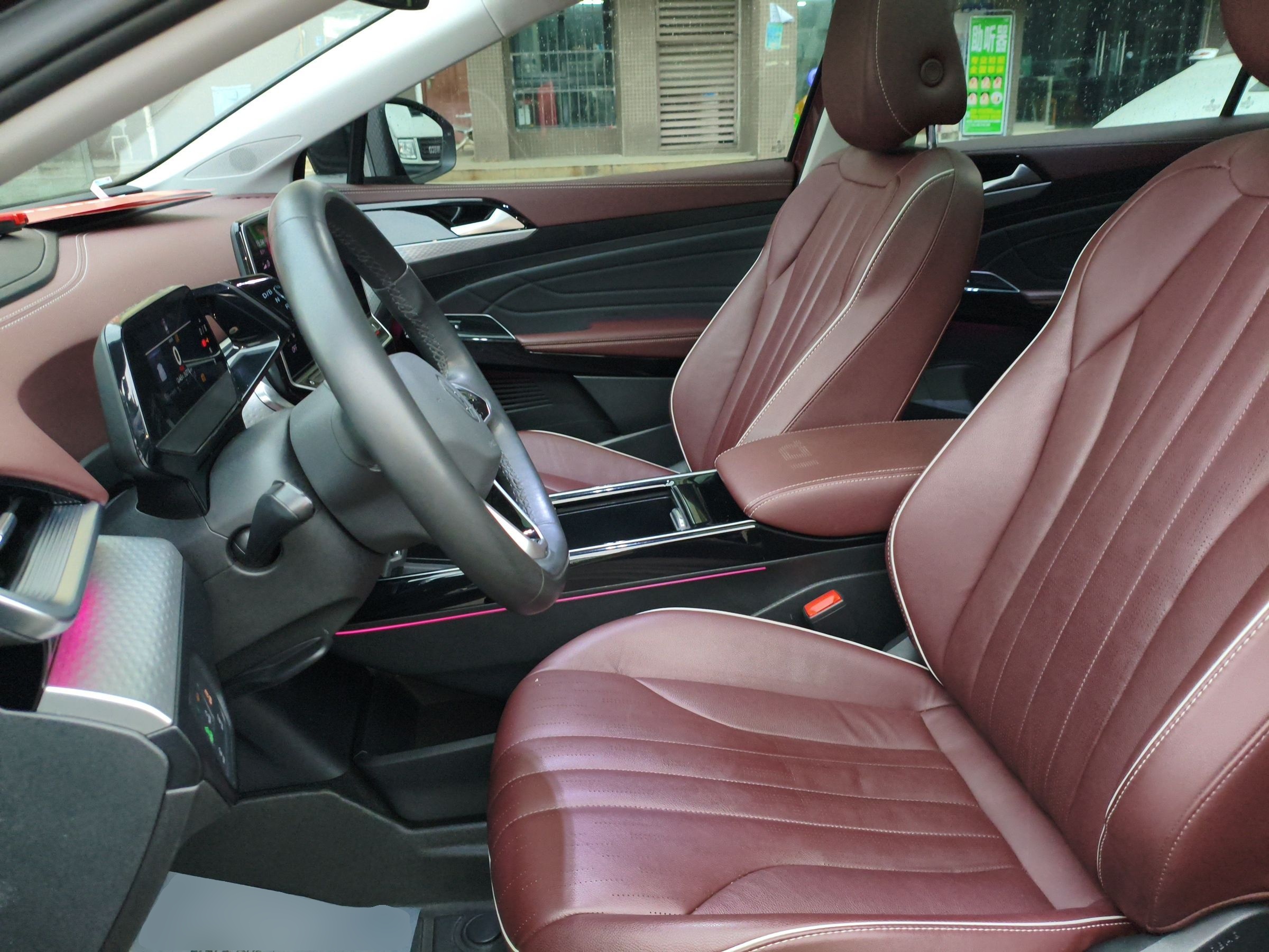 Переднее сиденье в автомобиле