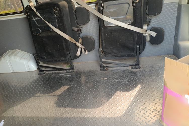 Used SAIC MAXUS Xintu V80 2019 2.5T Classic Version 6-Speed Manual – Aoyuntong Modified Long Wheelbase Mid-Height 7-Seater Left Rear Seat