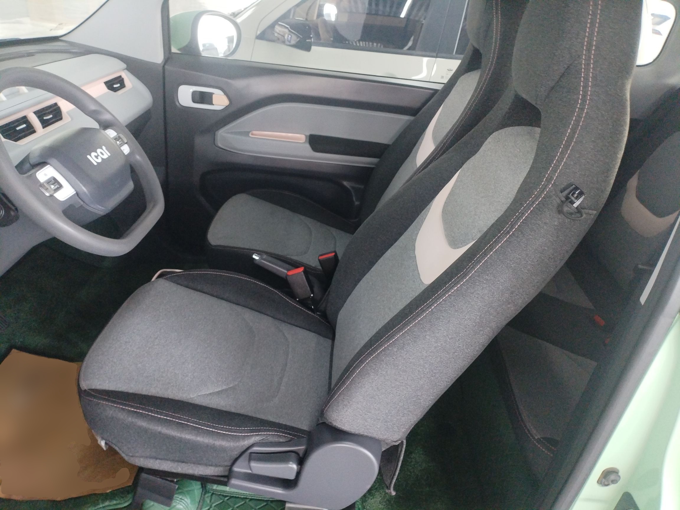 Переднее сиденье в автомобиле