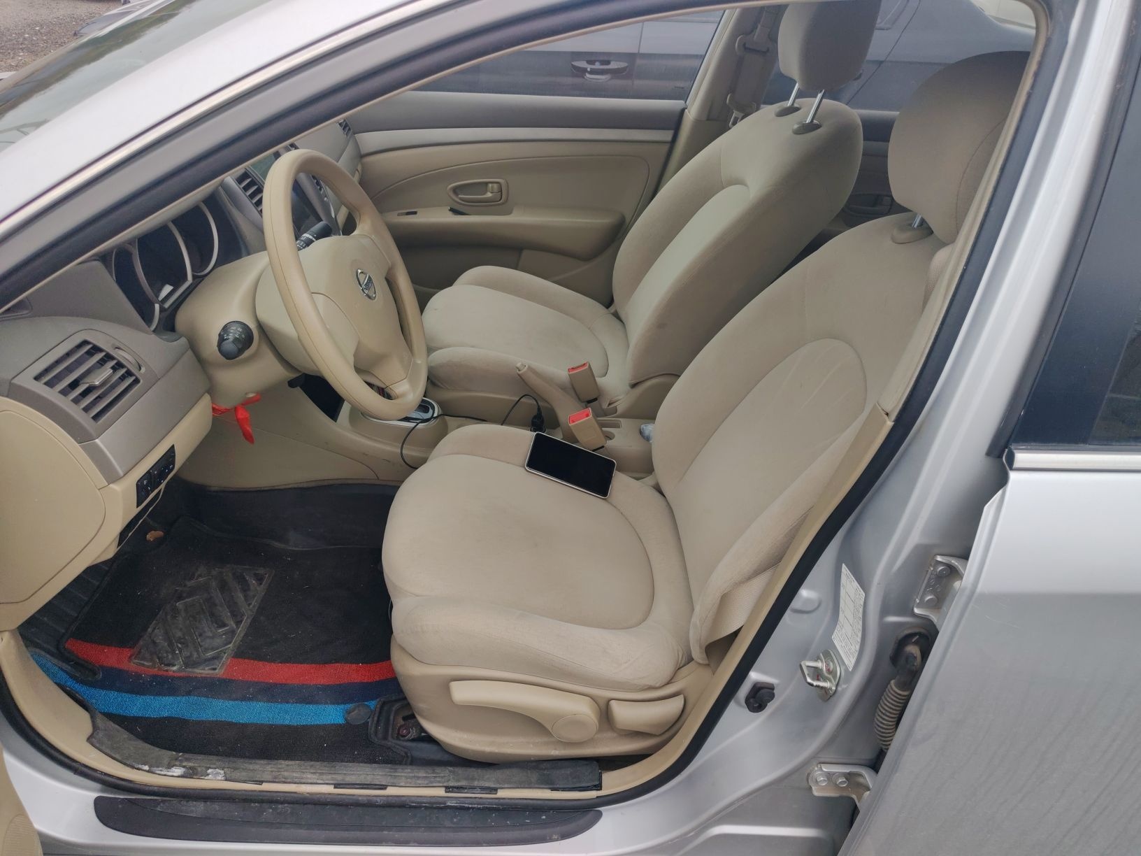 المقاعد الأمامية داخل السيارة