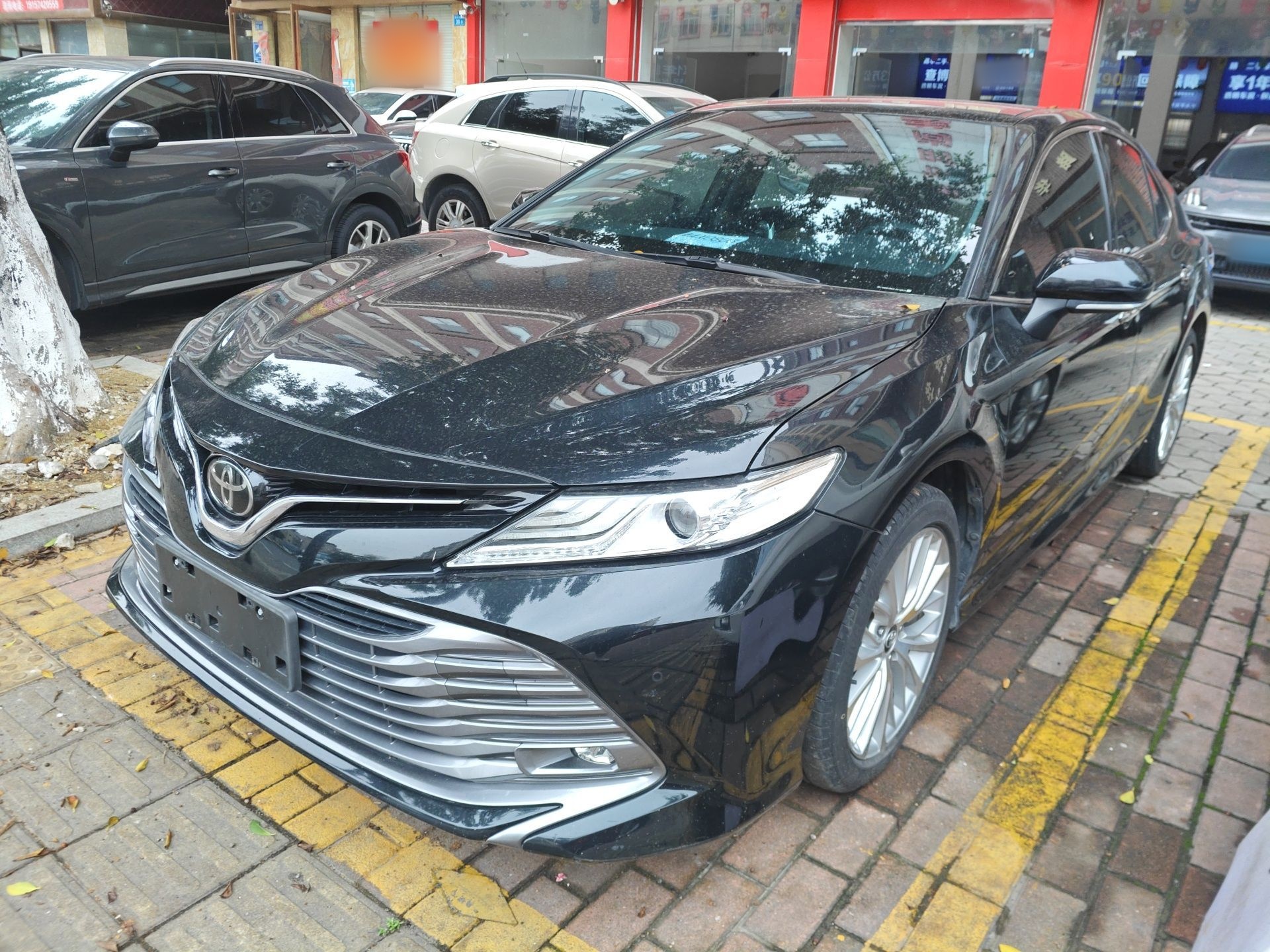 Под передней частью автомобиля