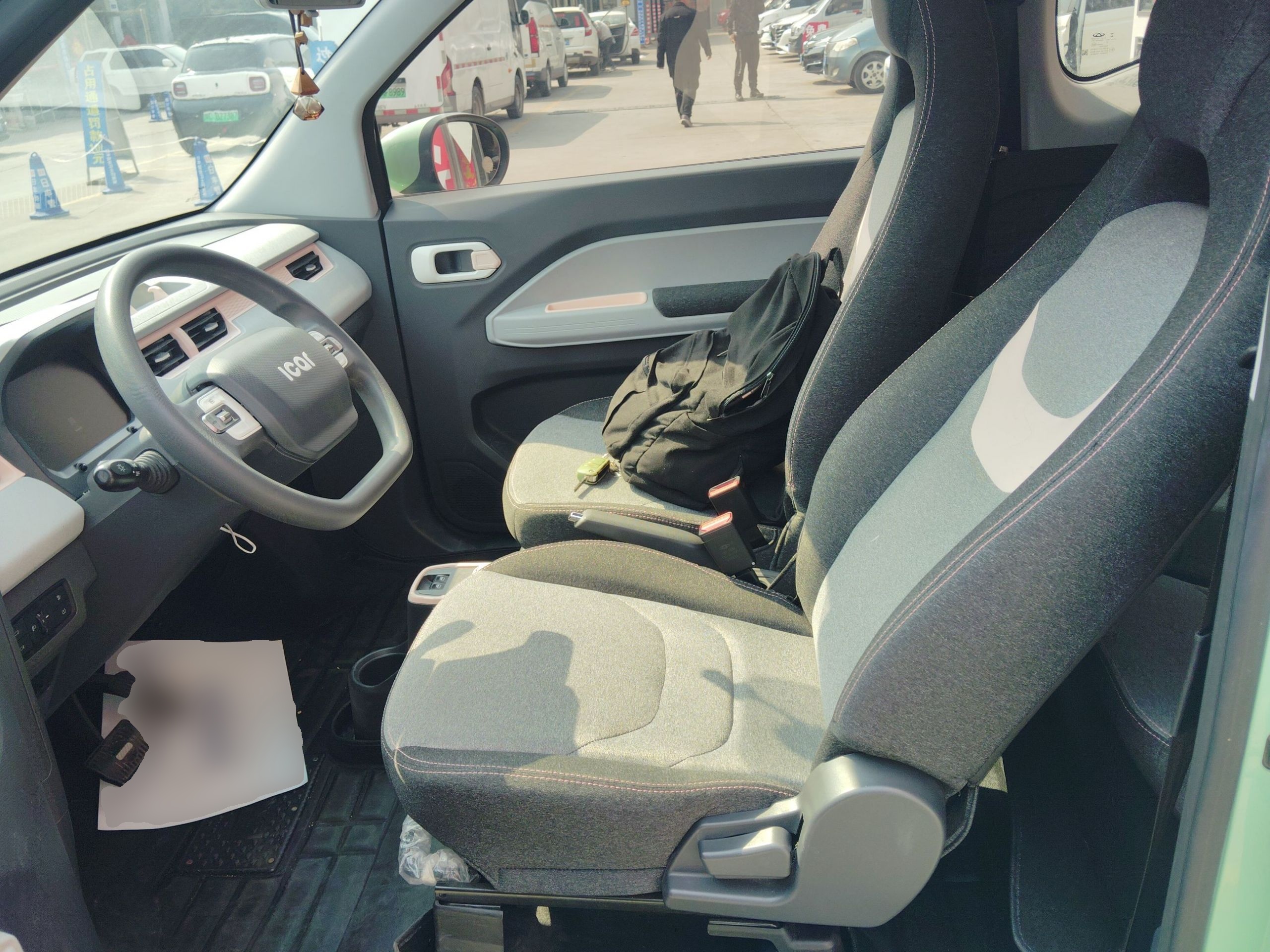 Переднее сиденье в автомобиле