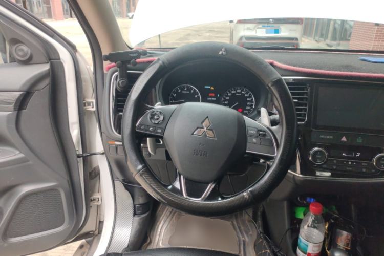 Used Mitsubishi Outlander 2016 2.4L 4x4 Luxury Edition 7-Seater Steering Wheel