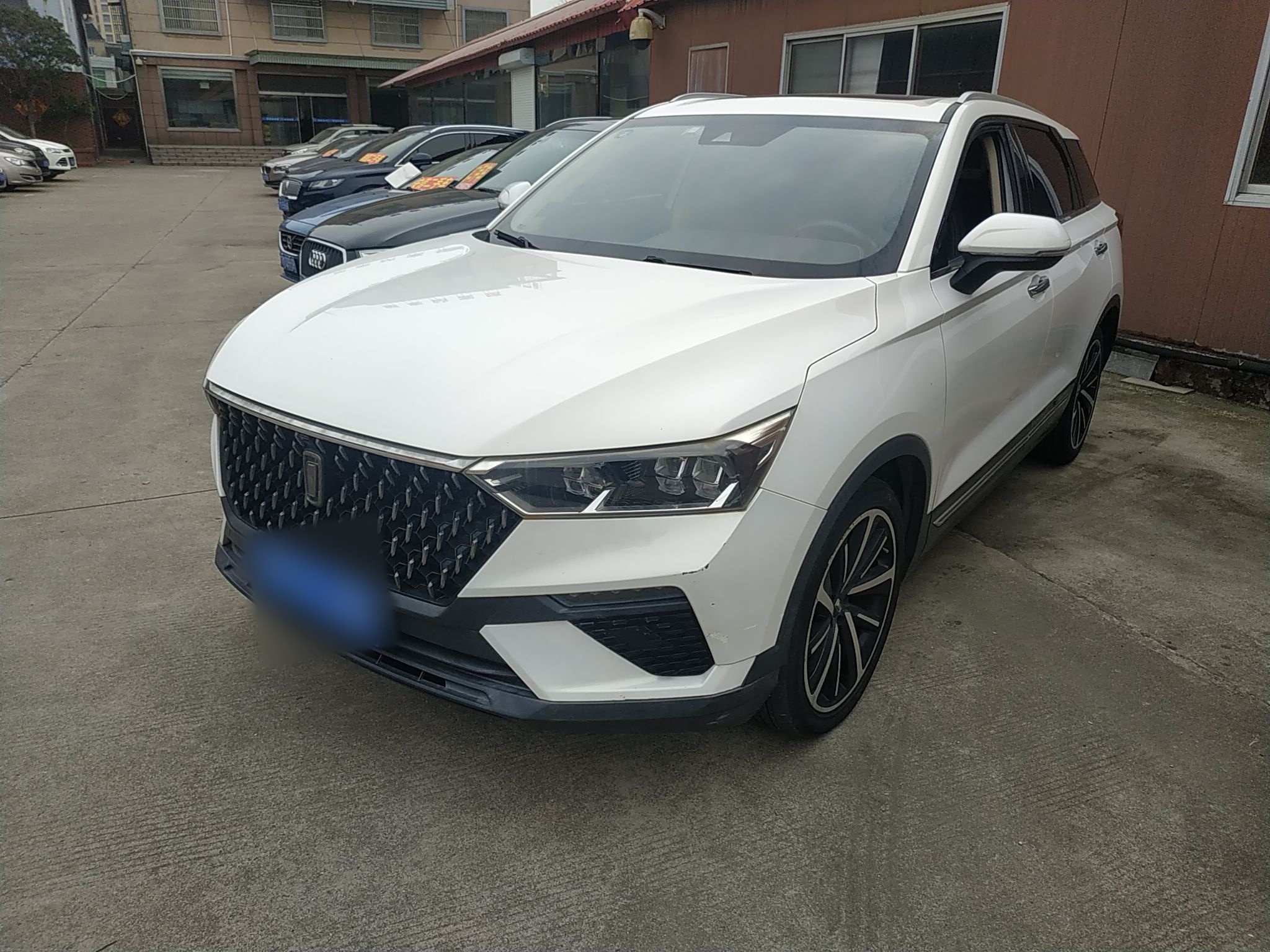 تحت مقدمة السيارة