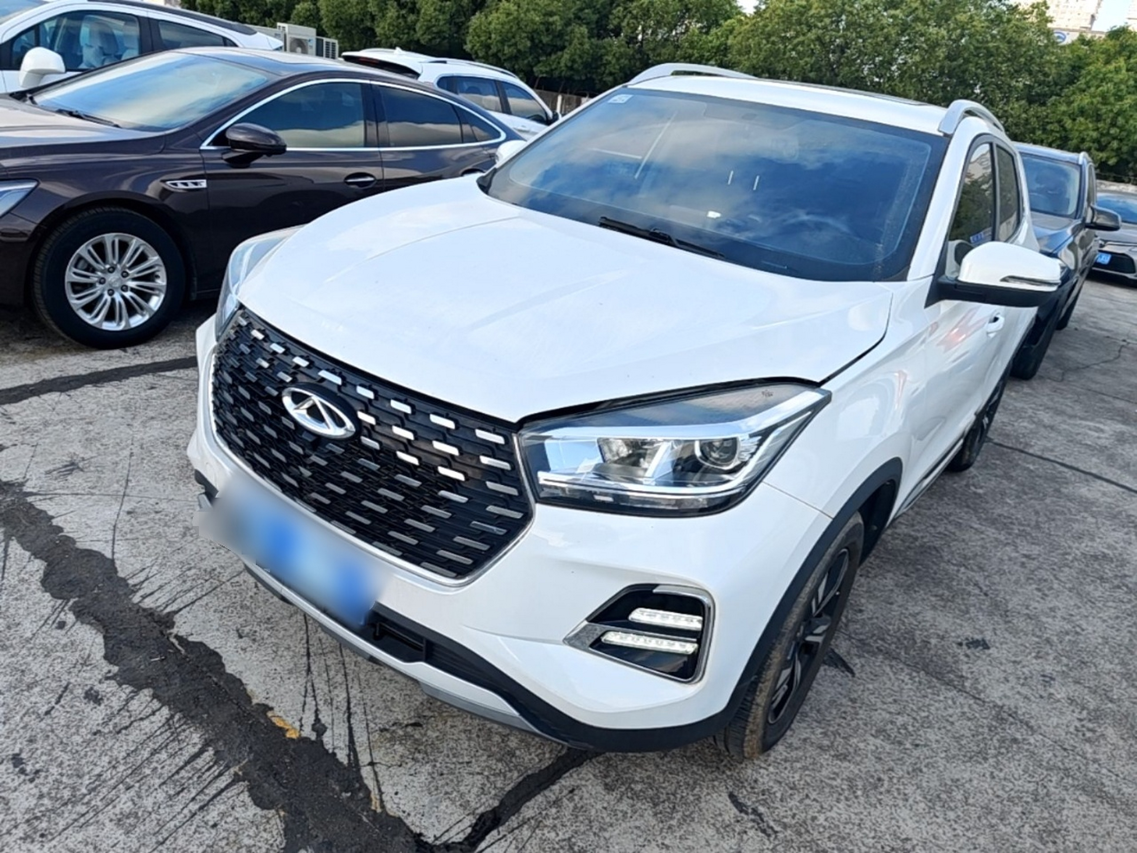 Под передней частью автомобиля