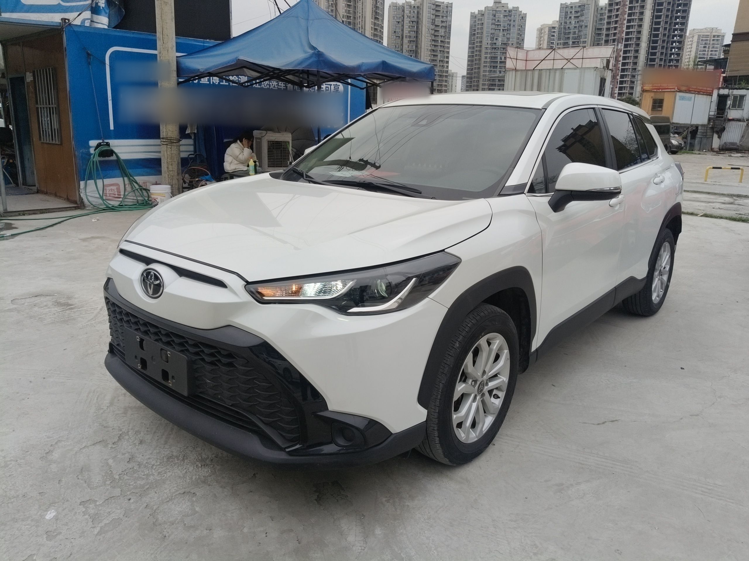 Под передней частью автомобиля