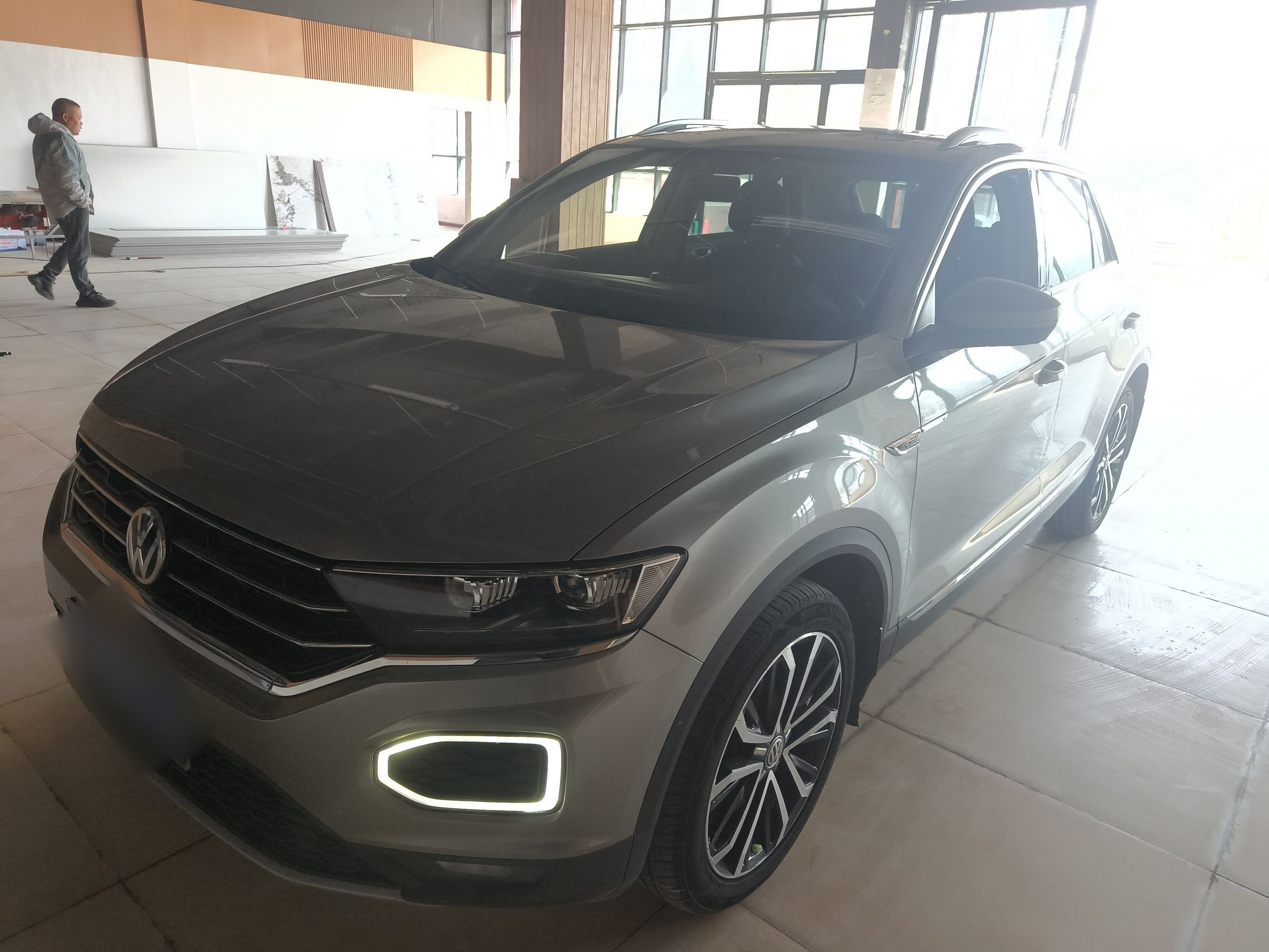 Под передней частью автомобиля