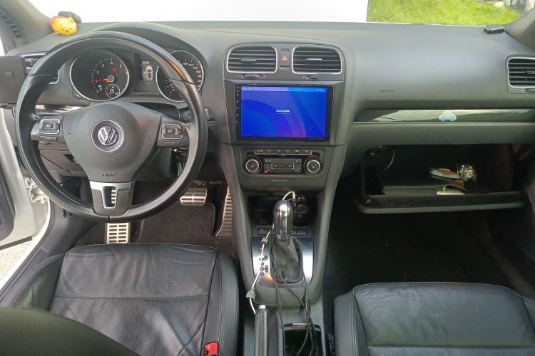 Used Volkswagen Golf 2012 1.4TSI Luxury Convertible Edition Center Console