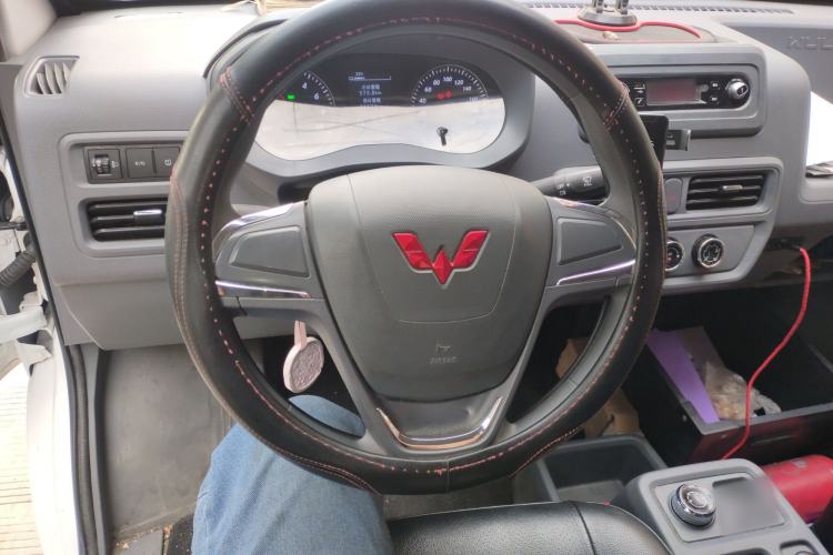 Used Wuling Yangguang 2024 300KM Comfort Version Passenger Van 75kW
