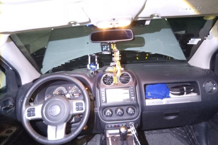 Used Jeep Compass 2013 2.0L two-wheel drive luxury version Center Console