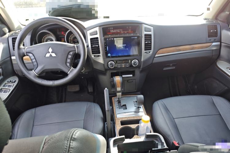 Used Mitsubishi Pajero 2020 3.0L Automatic Luxury Off-Road Version Center Console