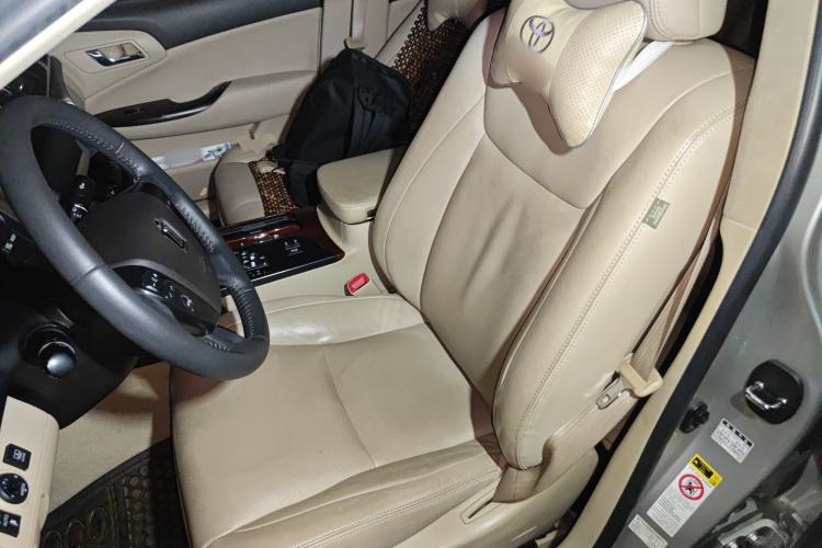 Used Toyota Crown 2011 2.5L Royal Special Edition with Leather and Sunroof Left Front Seat