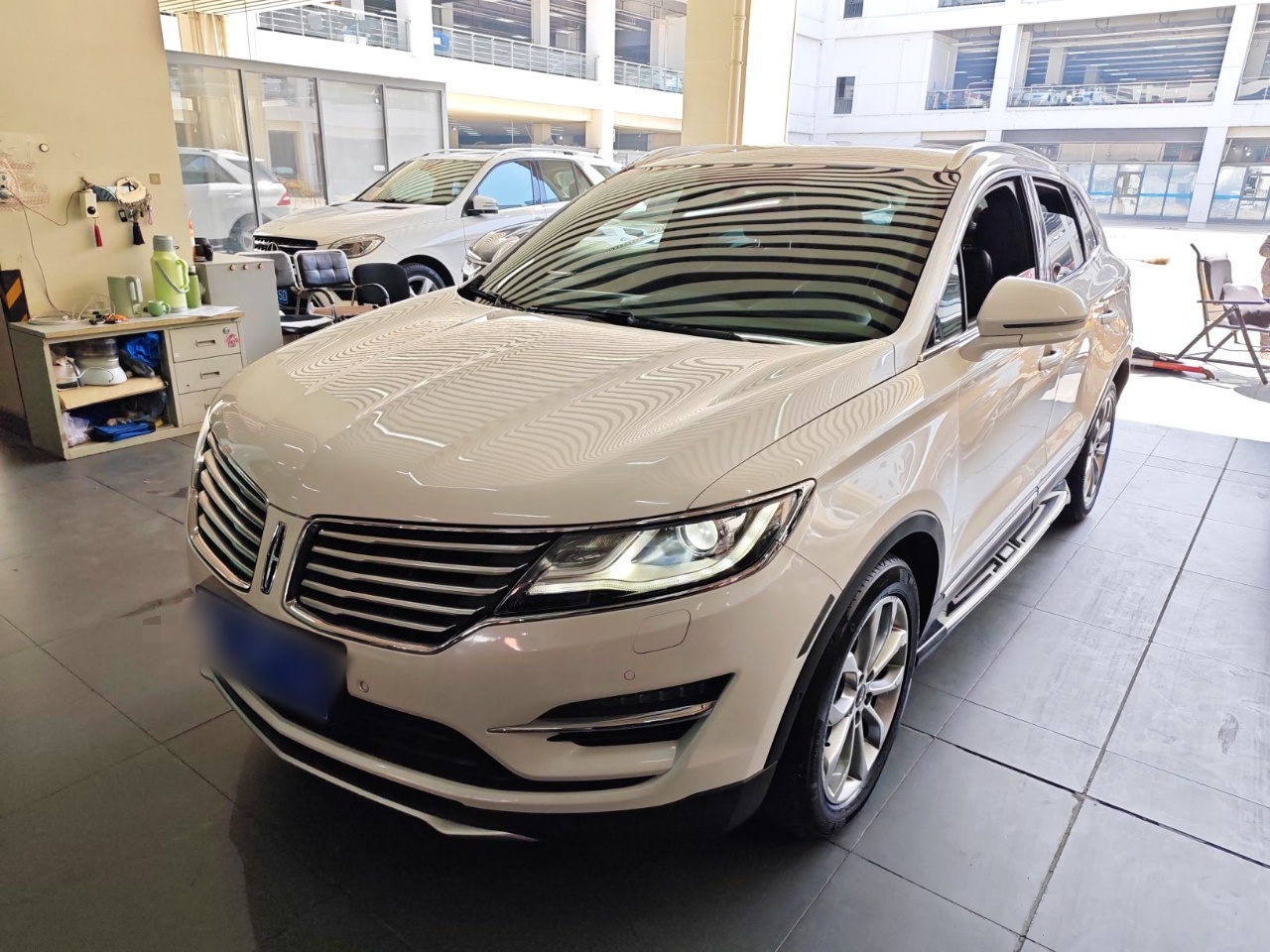 تحت مقدمة السيارة