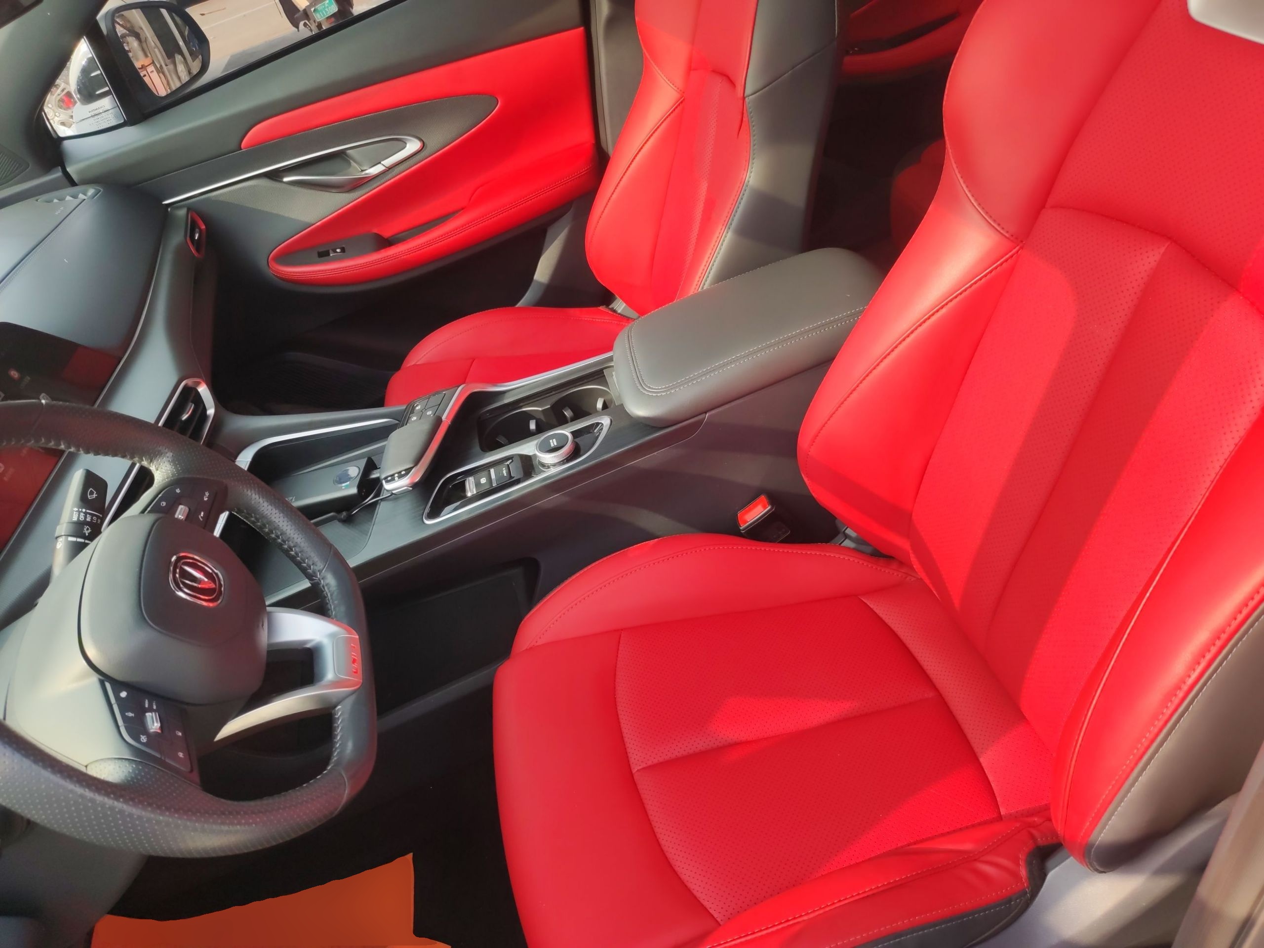 Переднее сиденье в автомобиле