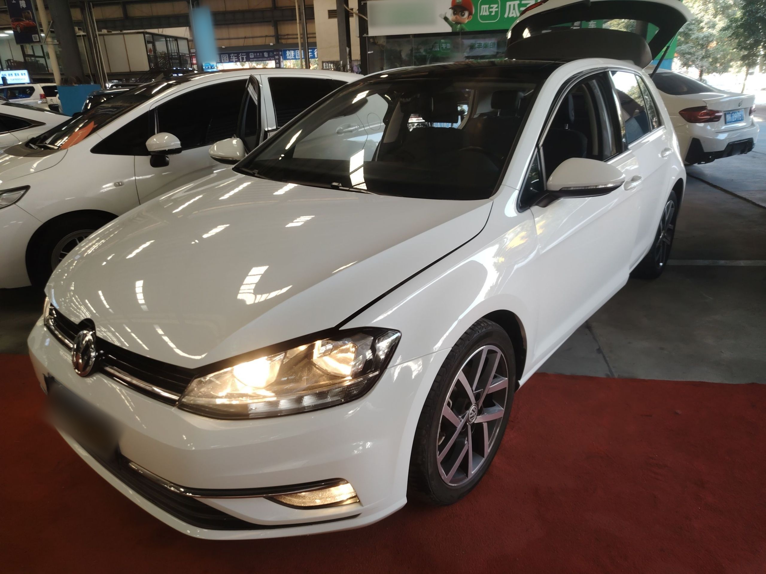 تحت مقدمة السيارة