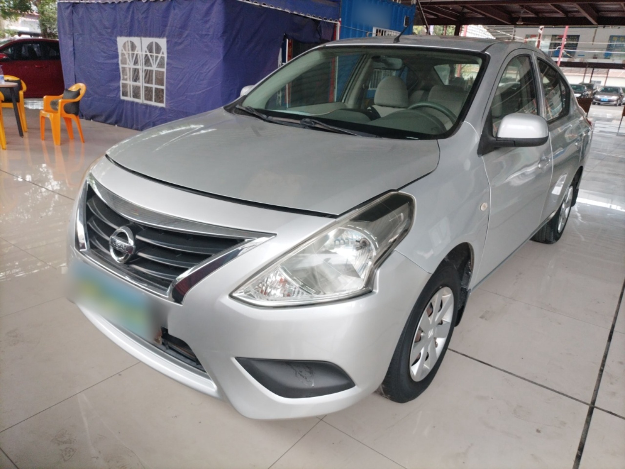 تحت مقدمة السيارة