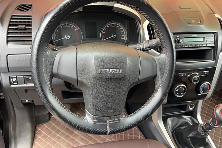 Used Isuzu D-MAX 2018 2.5T Four-Wheel Drive Base Version JE4D25Q5A
