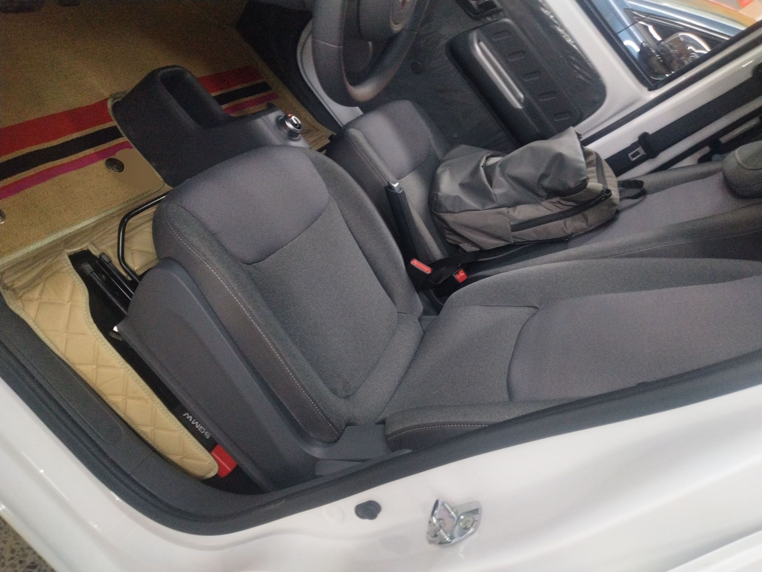 المقاعد الأمامية داخل السيارة