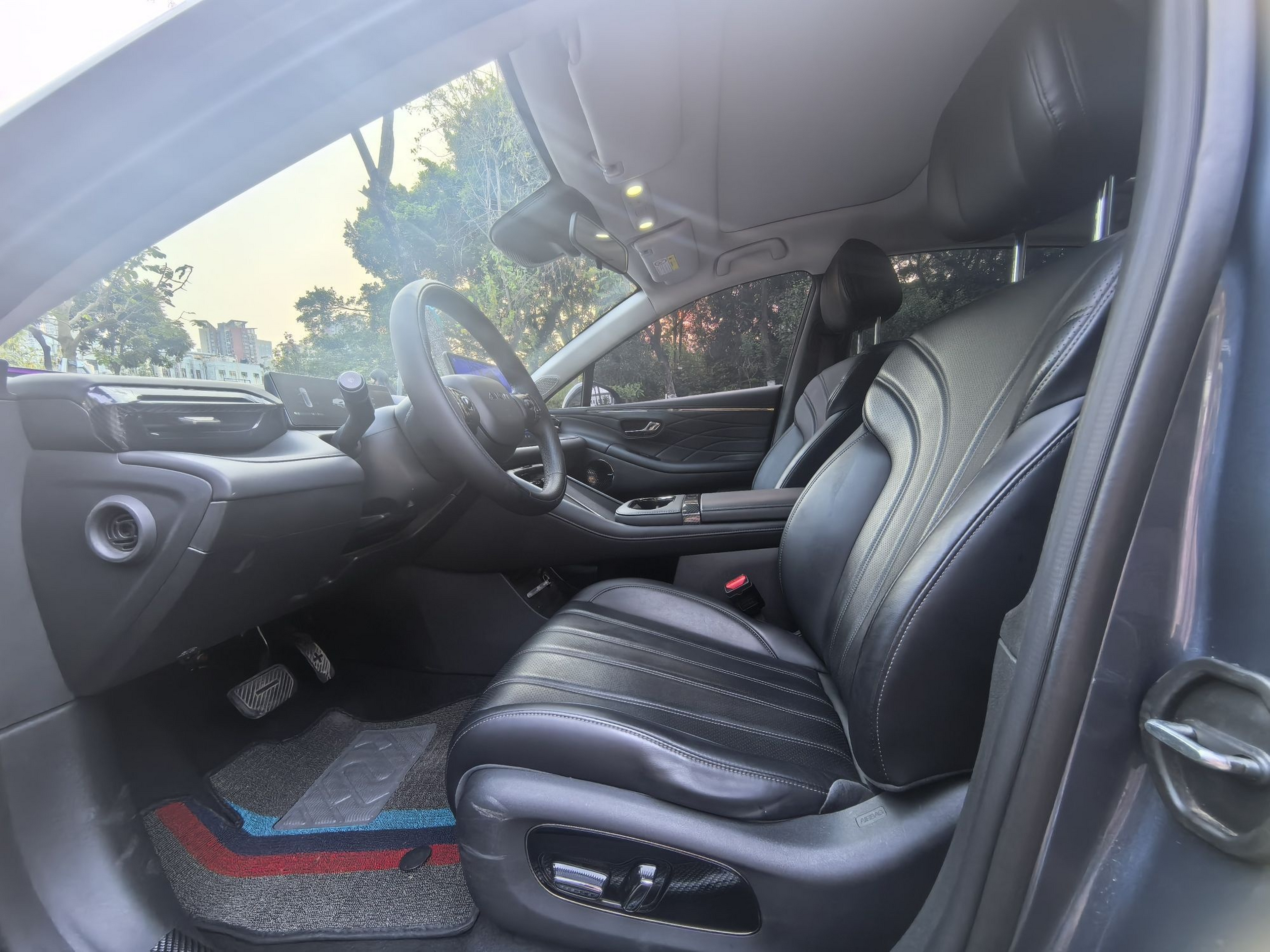 المقاعد الأمامية داخل السيارة