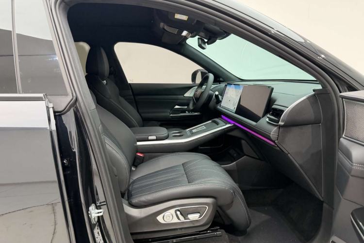 Used XPeng G9 2025 680 Ultra-Long Range All-Wheel Drive Max Right Front Seat