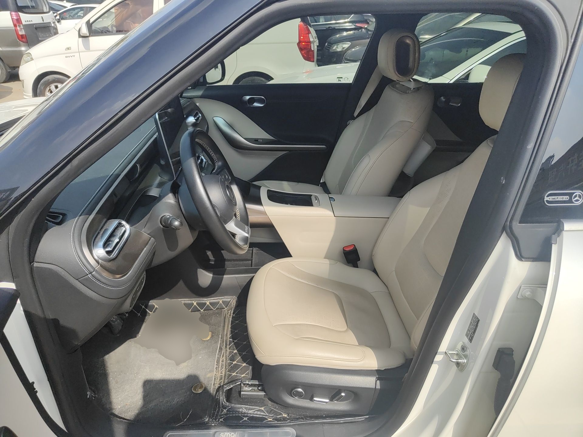 المقاعد الأمامية داخل السيارة