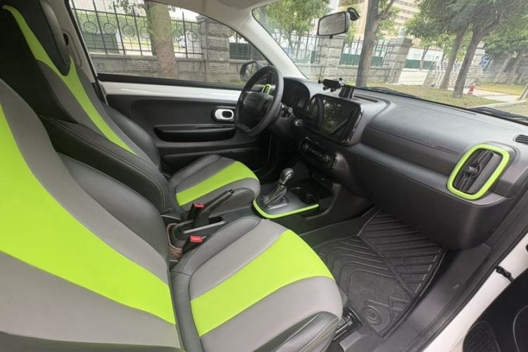 Used Roewe Clever 2021 302 km New Four-Seater Super-Efficient Version Interior 5