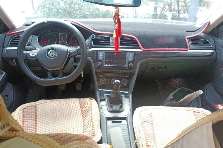 Used Volkswagen Lamando 2015 280TSI Manual Comfort Edition Center Console