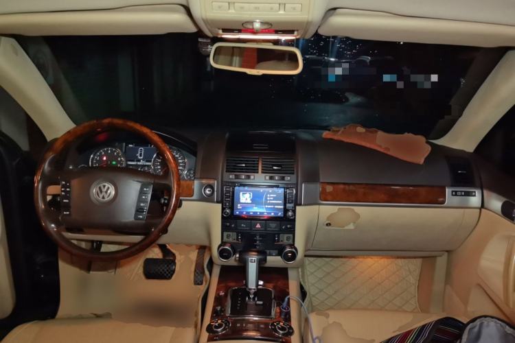 Used Volkswagen Touareg 2007 3.6L Luxury Model Center Console