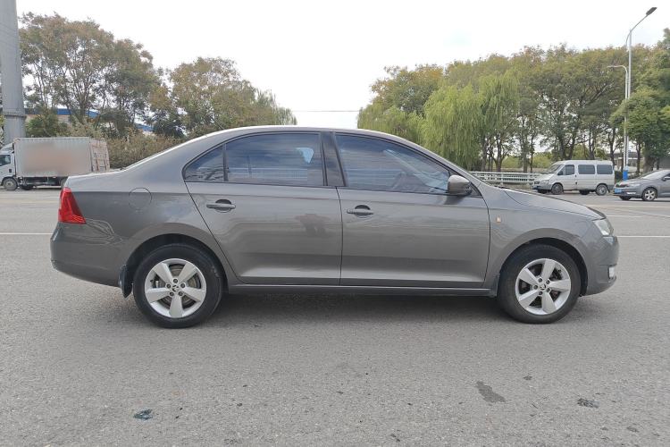 Used Skoda Rapid 2015 1.6L Automatic Smart Selection Model
