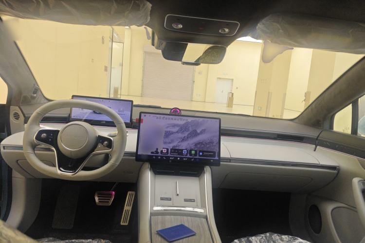 Used Hima Luxeed S7 2025 705 km Max
