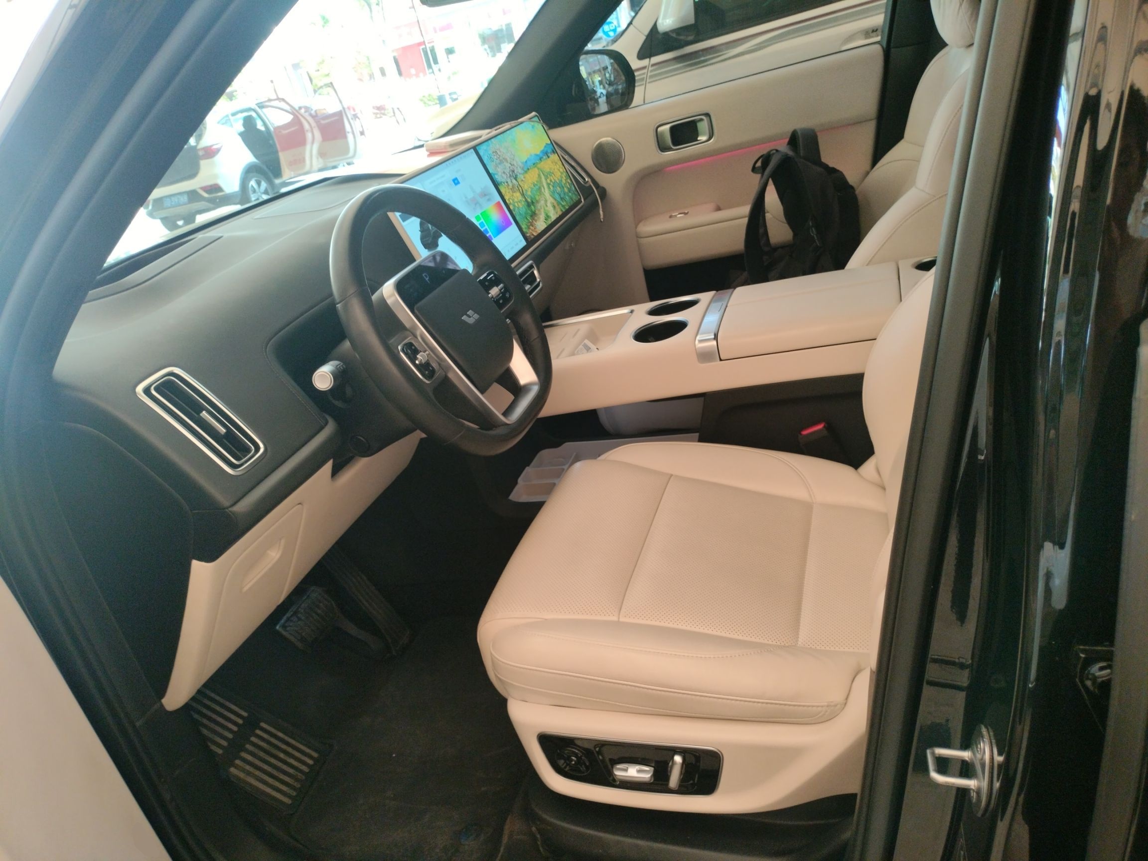 المقاعد الأمامية داخل السيارة