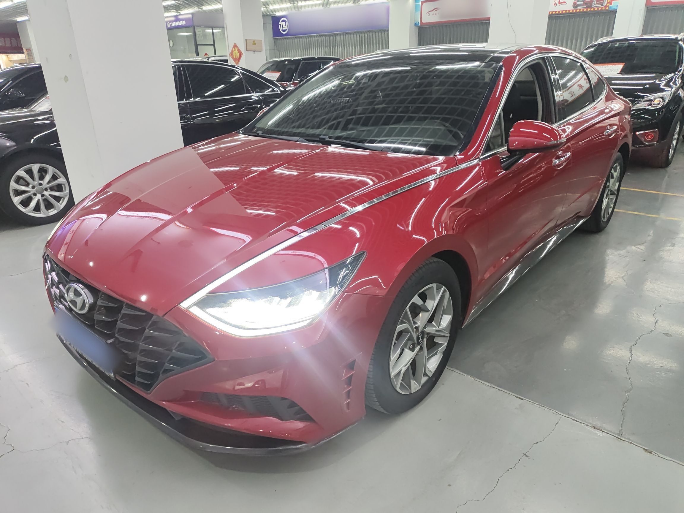 تحت مقدمة السيارة