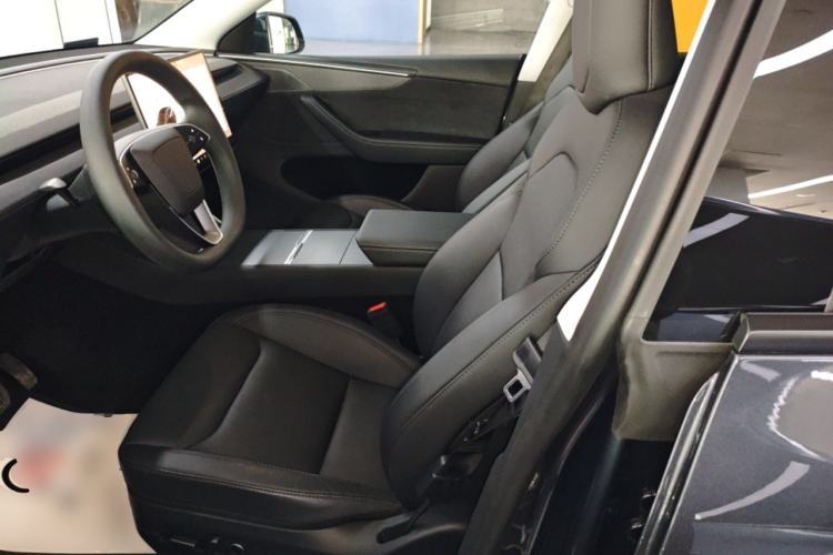 Used Tesla Model Y 2025 Long-Range All-Wheel-Drive Version
