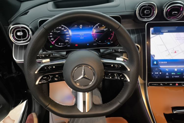 Used Mercedes-Benz GLC 2023 Facelifted GLC 300 L 4MATIC Luxury Version 5 Seats Center Console