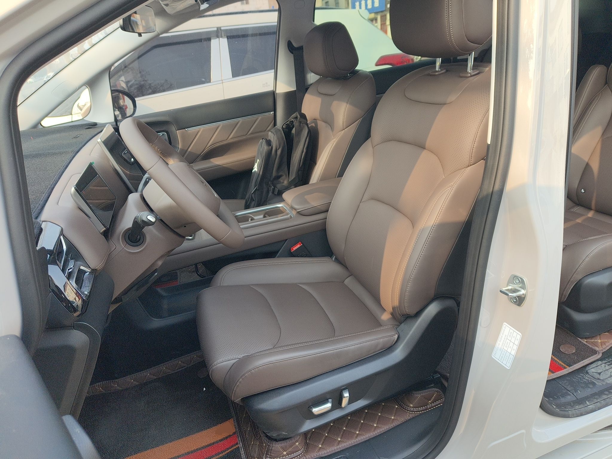 المقاعد الأمامية داخل السيارة