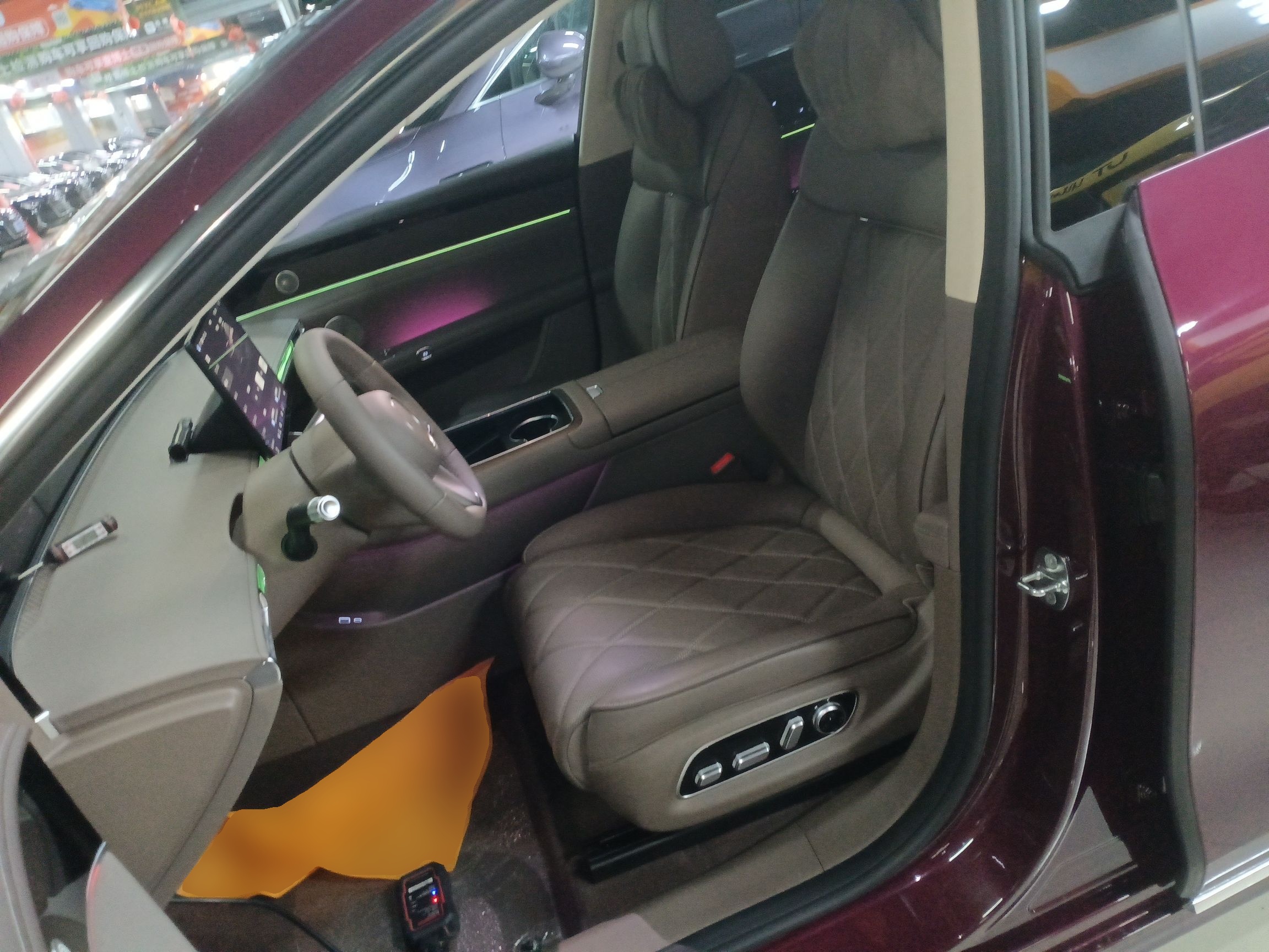 المقاعد الأمامية داخل السيارة