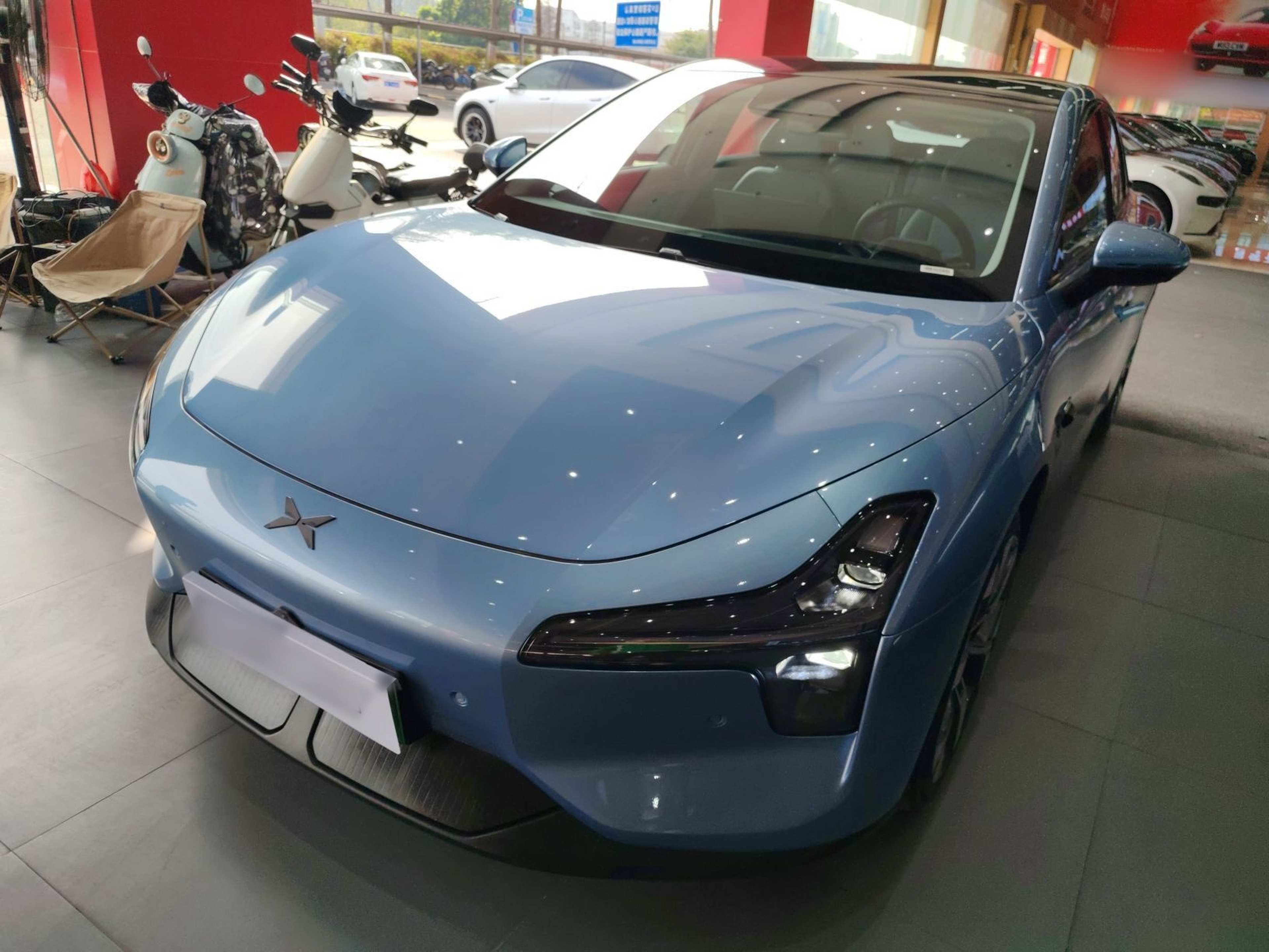 Под передней частью автомобиля