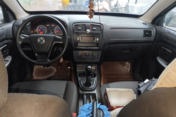 Used Dongfeng Fengon 330 2014 1.5L Manual Utility Version DK15 Center Console