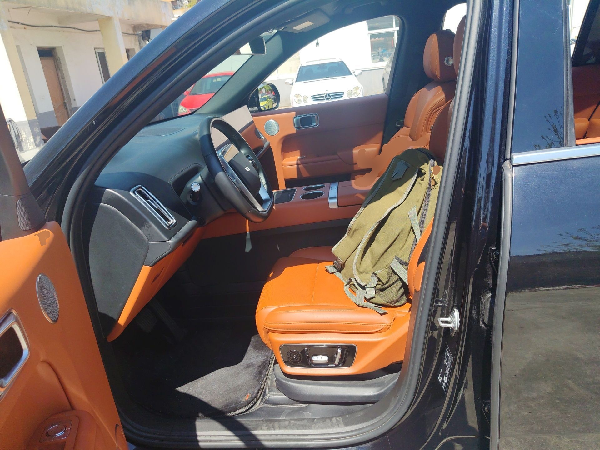 Переднее сиденье в автомобиле