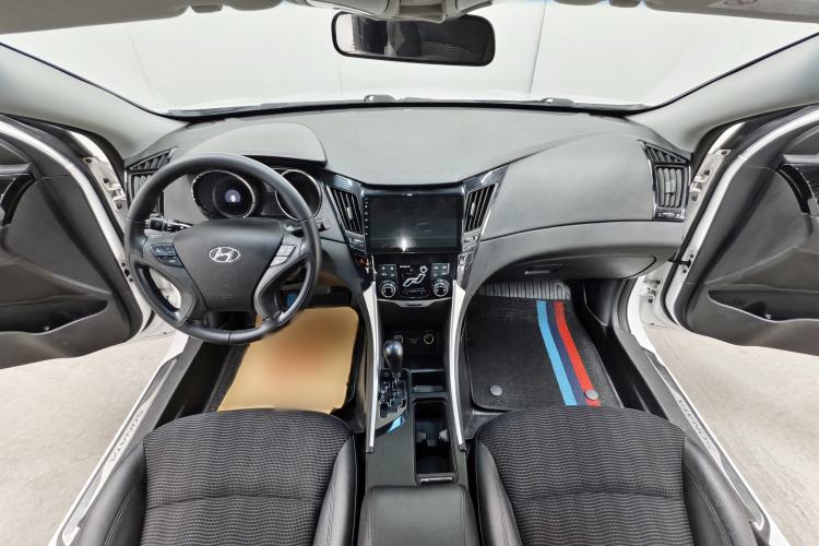 Used Hyundai Sonata 2015 Classic 2.0L Automatic Leading Edition Interior 9